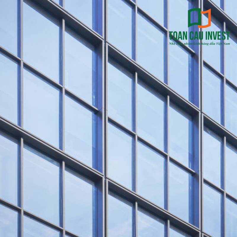 Cận cảnh chi tiết thi công vách kính mặt dựng lộ đố, thể hiện sự chính xác trong từng đường nét nhôm kính, tạo nên bề mặt hoàn thiện cao cấp.