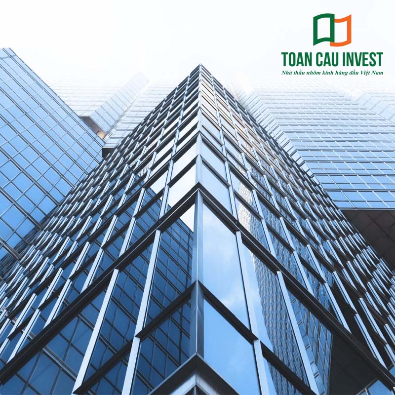 Công trình cao tầng sử dụng vách kính mặt dựng lộ đố Toàn Cầu Invest, mang lại vẻ ngoài sang trọng, hiện đại và khả năng lấy sáng tự nhiên tối đa.