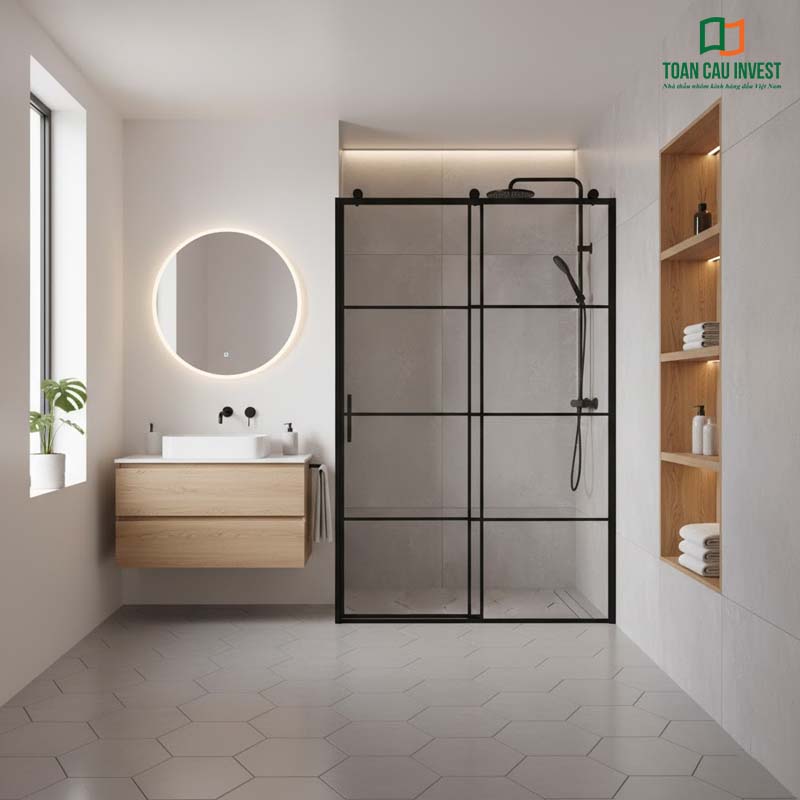 Vách kính tắm slim khung đen phong cách Bắc Âu, kết hợp ánh sáng tự nhiên và nội thất gỗ sáng màu