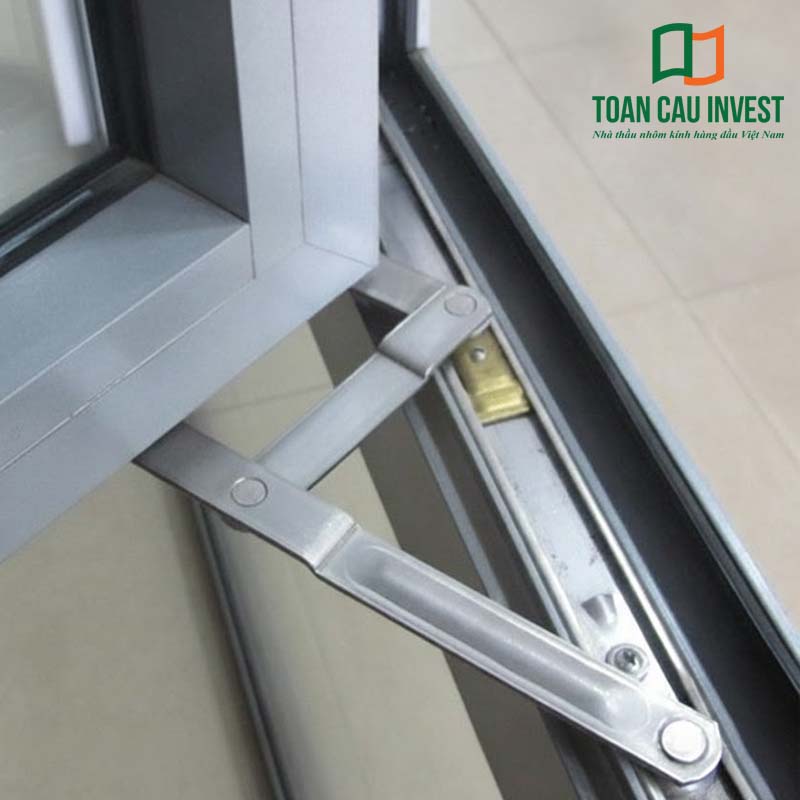 Bản lề A cửa nhôm lắp đặt thực tế trên cửa sổ mở hất, giúp vận hành ổn định và an toàn.