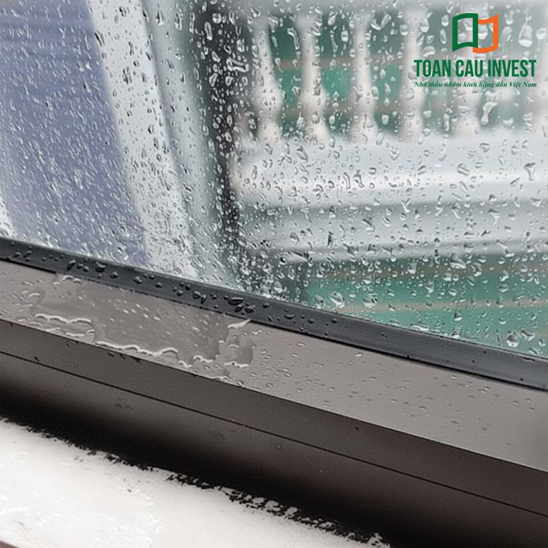 Cần sử dụng keo trám và gioăng chống thấm phù hợp để khắc phục tình trạng cửa nhôm kính bị nước vào.