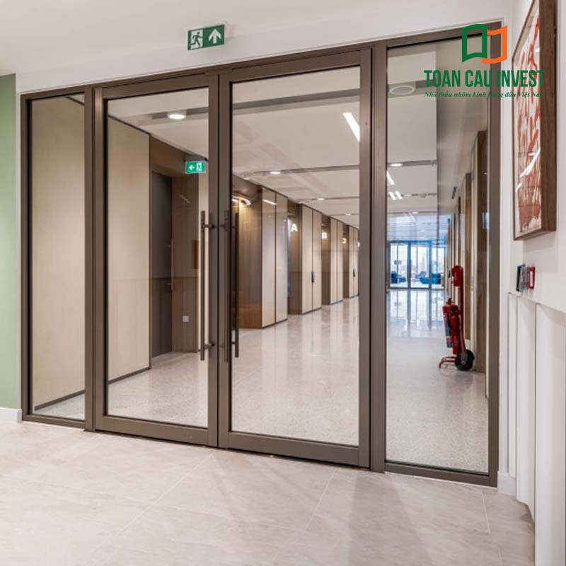 Cửa nhôm kính chống cháy lắp đặt trong hành lang tòa nhà, đảm bảo an toàn thoát hiểm và ngăn cháy lan.