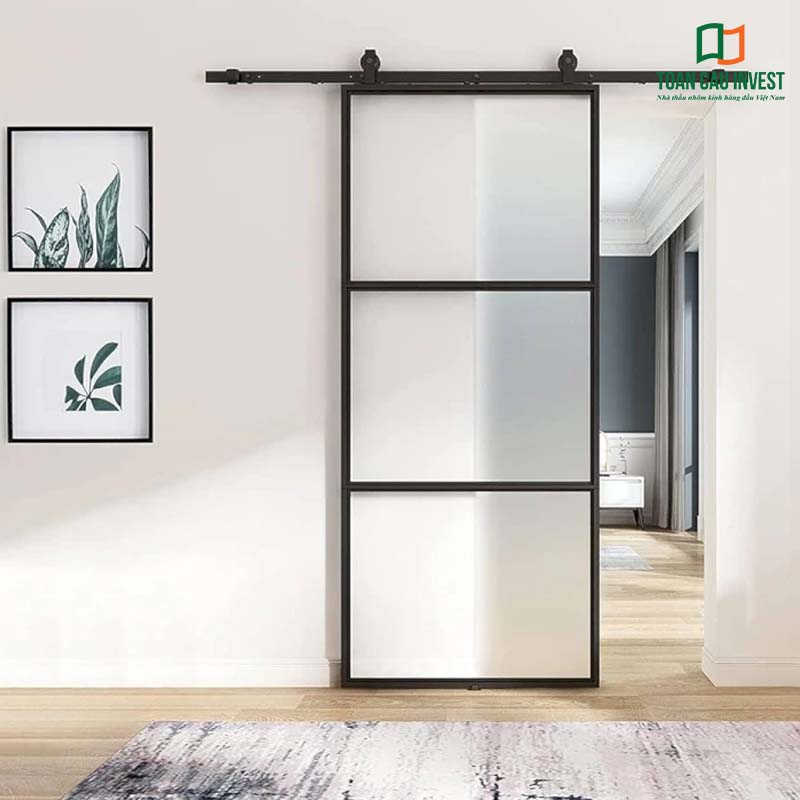 Cửa nhôm kính lùa ray trên kính mờ, mang lại sự riêng tư và tính thẩm mỹ cao cho không gian nội thất.