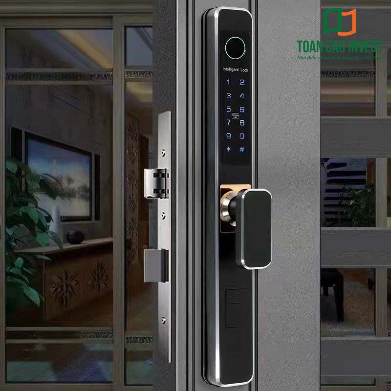 Khóa cửa nhôm kính thông minh lắp đặt trên cửa nhôm hiện đại, có màn hình cảm ứng và đầu đọc vân tay, mang lại sự an toàn và tiện nghi cho gia đình.