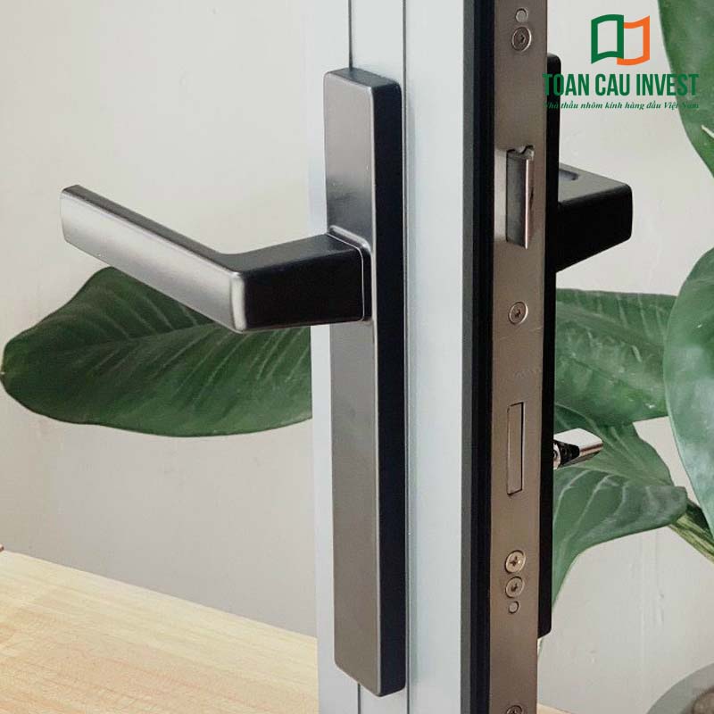 Khóa cửa nhôm kính màu đen lắp đặt thực tế, tay nắm vuông sang trọng, thân khóa chắc chắn, phù hợp cửa nhôm
