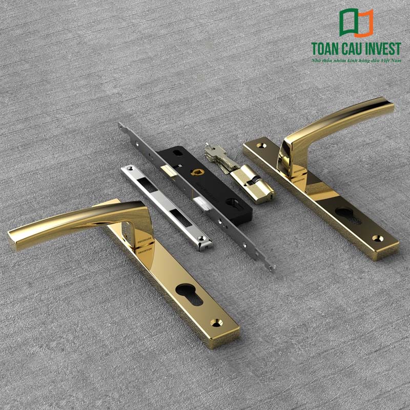 Bộ phụ kiện khóa cửa nhôm kính màu vàng gồm tay nắm, thân khóa, lõi khóa và then cài, chất liệu inox mạ PVD chống gỉ, phù hợp thi công cửa nhôm cao cấp.