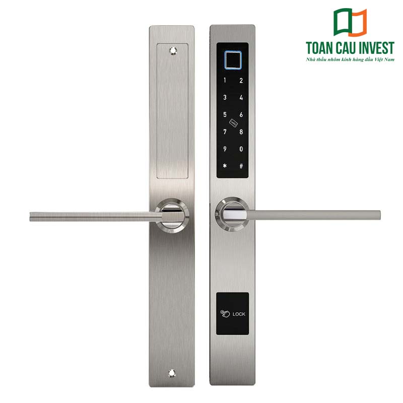 Khóa cửa nhôm kính thông minh màu bạc, thiết kế tay gạt hiện đại, tích hợp màn hình cảm ứng và nhận diện vân tay, phù hợp cho cửa nhôm Xingfa