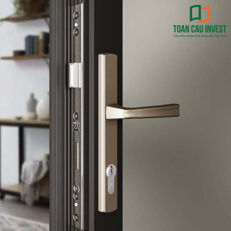 Tay nắm cửa nhôm cao cấp với hệ khóa đa điểm chắc chắn, thiết kế sang trọng