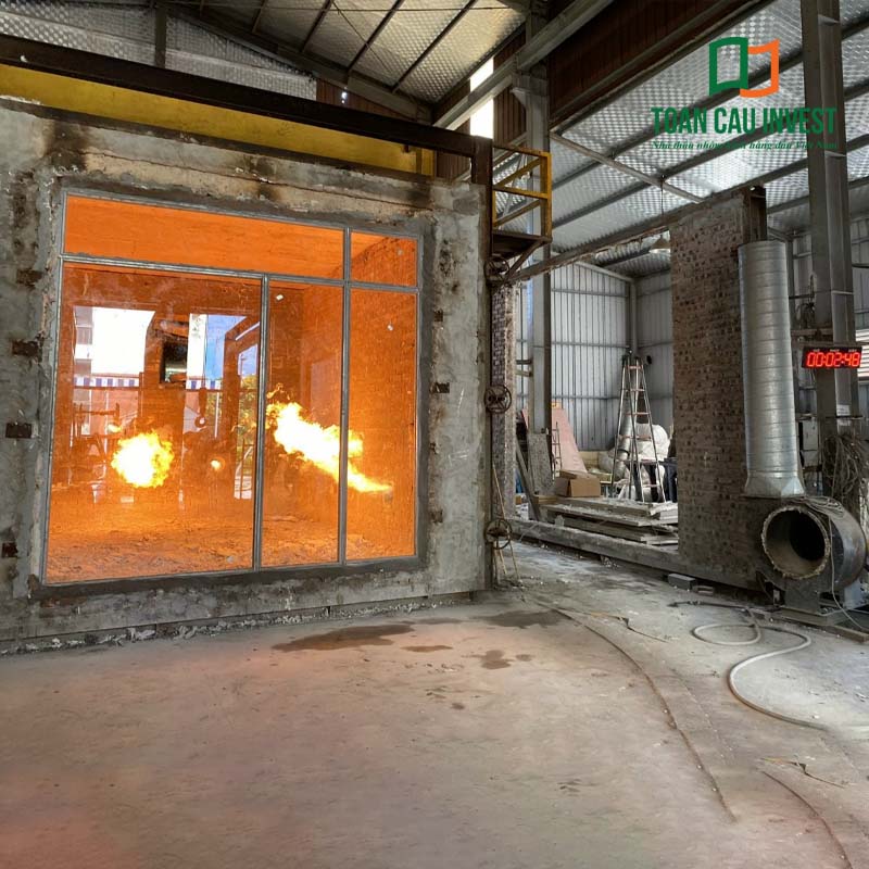Thử nghiệm cửa nhôm kính chống cháy tại phòng thí nghiệm với nhiệt độ cao và lửa trực tiếp để kiểm định chất lượng