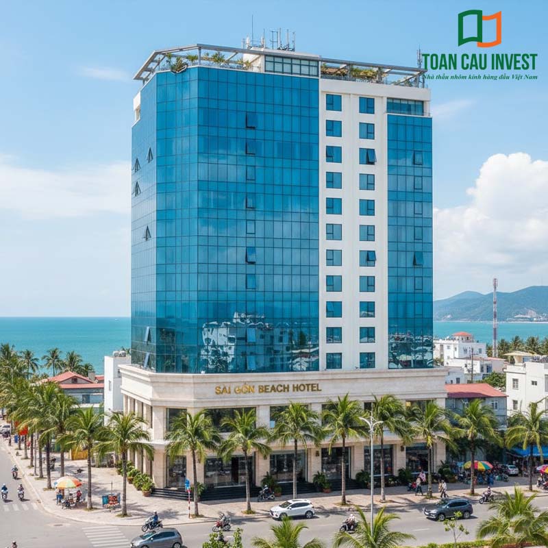 vách kính khách sạn Sài Gòn Beach Hotel với mặt dựng kính xanh nổi bật, tọa lạc cạnh bờ biển và tuyến phố du lịch tấp nập