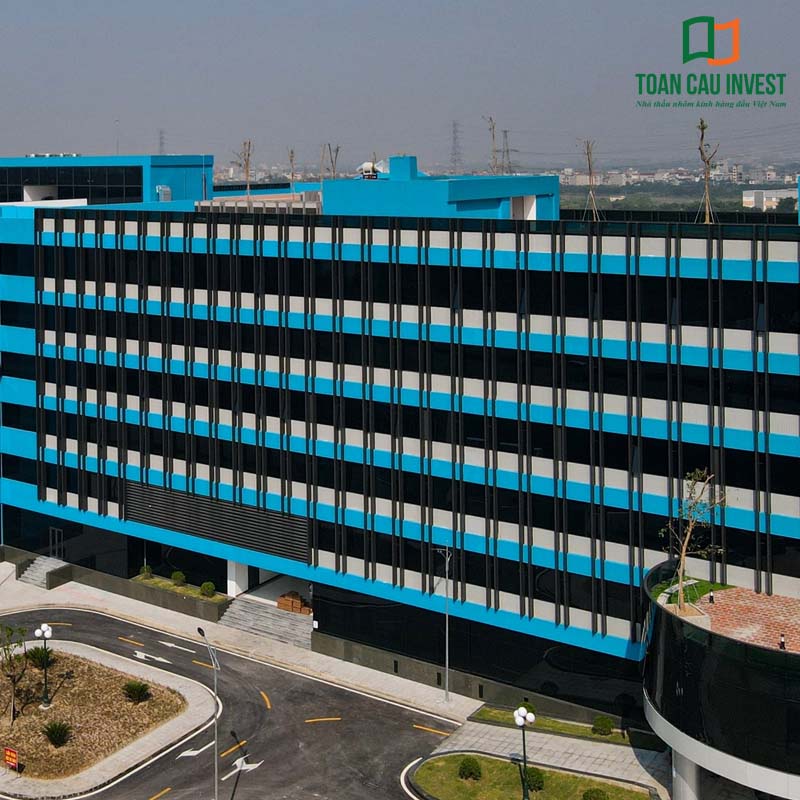 Hệ façade nhôm kính kẻ chỉ sắc nét cho công trình y tế – giải pháp nhôm kính cho bệnh viện giúp kiểm soát nhiệt, chống ồn và tăng tuổi thọ công trình.
