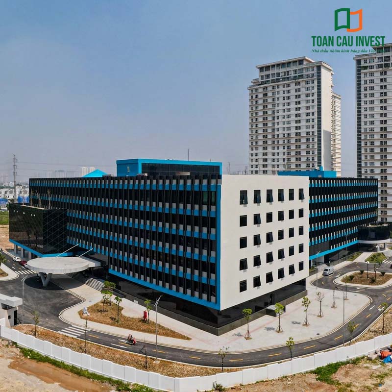 Mặt tiền bệnh viện với hệ mặt dựng nhôm kính thiết kế độc đáo – giải pháp nhôm kính cho bệnh viện giúp tăng nhận diện kiến trúc, lấy sáng tự nhiên và nâng cao hình ảnh công trình y tế hiện đại