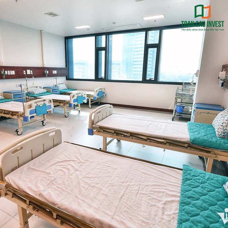 Hệ façade nhôm kính kẻ chỉ sắc nét cho công trình y tế – giải pháp nhôm kính cho bệnh viện giúp kiểm soát nhiệt, chống ồn và tăng tuổi thọ công trình