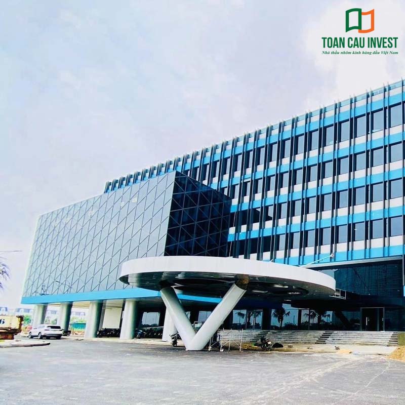 Mặt tiền bệnh viện với hệ mặt dựng nhôm kính thiết kế độc đáo – giải pháp nhôm kính cho bệnh viện giúp tăng nhận diện kiến trúc, lấy sáng tự nhiên và nâng cao hình ảnh công trình y tế hiện đại.