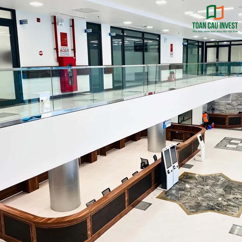Hành lang bệnh viện sử dụng lan can kính và hệ cửa nhôm kính đồng bộ – giải pháp nhôm kính cho bệnh viện đảm bảo an toàn, thông thoáng và tối ưu quy trình vận hành