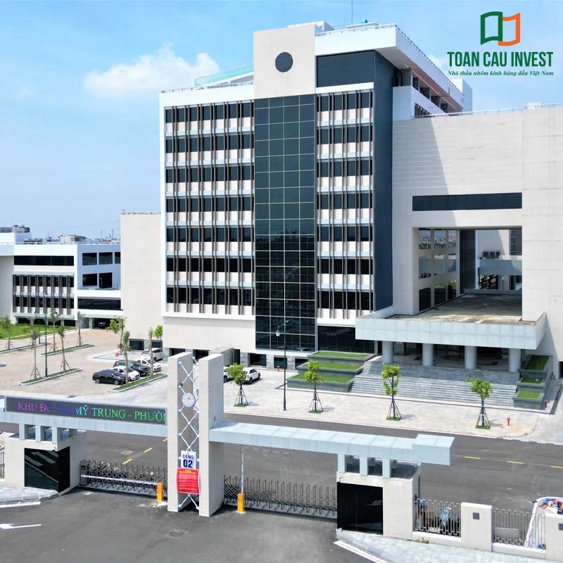 Khối nhà điều trị trung tâm sử dụng hệ facade nhôm kính đồng bộ – giải pháp nhôm kính cho bệnh viện giúp công trình bền vững, thẩm mỹ cao và đáp ứng yêu cầu kỹ thuật khắt khe ngành y