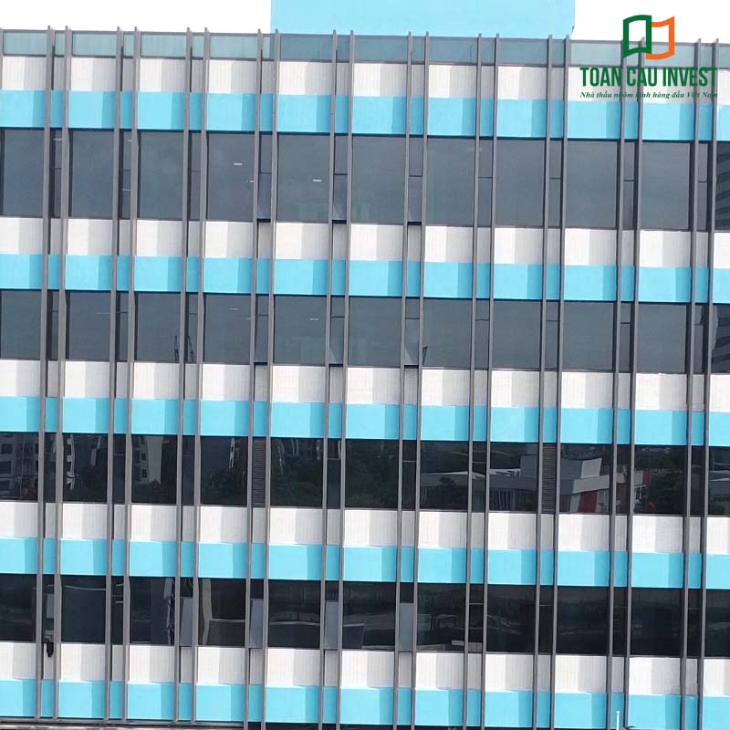 Cận cảnh hệ facade nhôm kính kẻ chỉ tinh tế – giải pháp nhôm kính cho bệnh viện giúp kiểm soát bức xạ nhiệt, nâng cao hiệu suất sử dụng năng lượng và tăng tuổi thọ công trình
