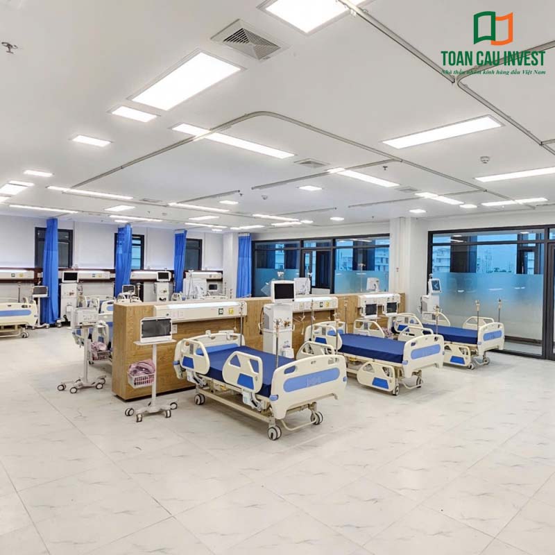 Không gian ICU với hệ cửa nhôm kính lớn, vách kính trong suốt – giải pháp nhôm kính cho bệnh viện đảm bảo quan sát y tế, kiểm soát vô trùng và nâng cao trải nghiệm điều trị cho bệnh nhân