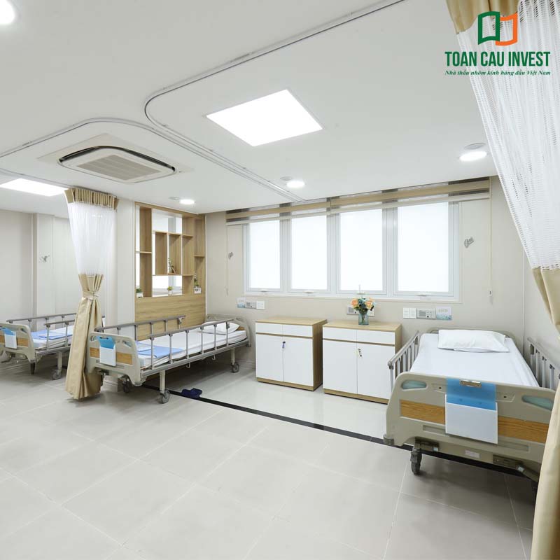 Phòng bệnh tiêu chuẩn cao với hệ cửa nhôm kính cách âm, cách nhiệt – giải pháp nhôm kính cho bệnh viện giúp tối ưu ánh sáng tự nhiên, đảm bảo môi trường điều trị an toàn, vô trùng và tiết kiệm năng lượng
