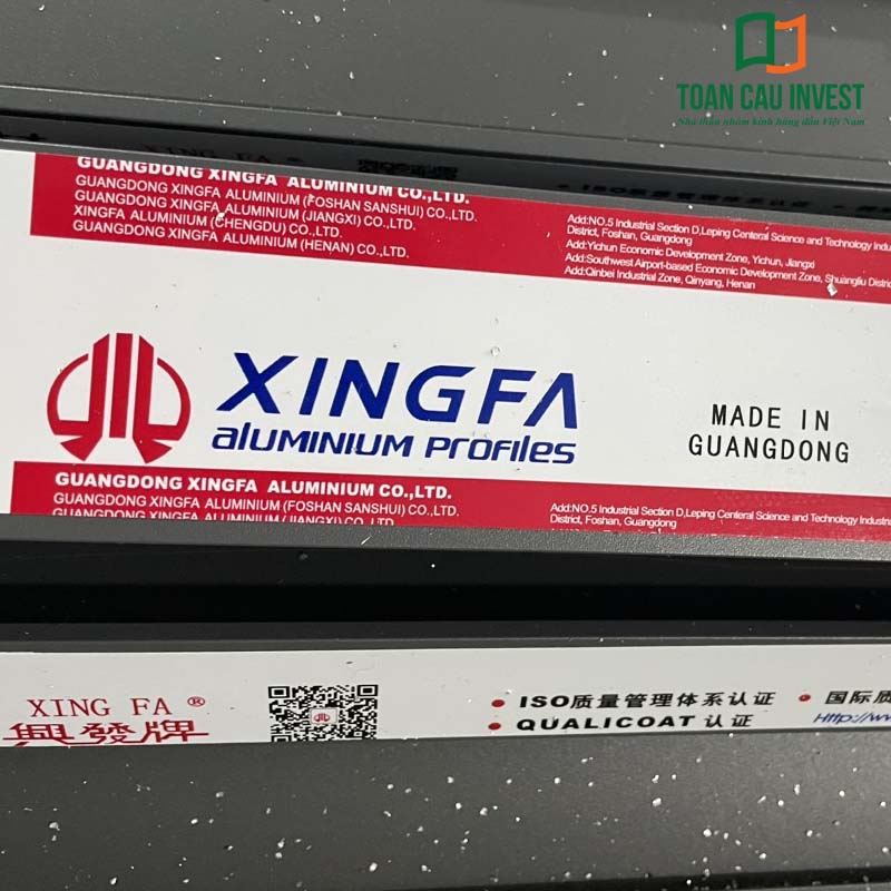 Tem nhận diện nhôm Quảng Đông Xingfa chính hãng, xuất xứ Guangdong, đầy đủ thông tin nhà máy, chứng nhận ISO và Qualicoat.