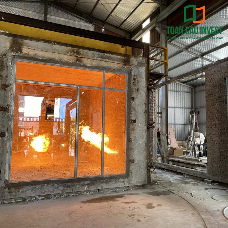 Thử nghiệm vách kính chống cháy Toàn Cầu Invest trong điều kiện nhiệt độ cao. Hệ vách kính chống cháy giữ nguyên kết cấu, ngăn lửa lan, đáp ứng tiêu chuẩn an toàn cho các công trình hiện đại.