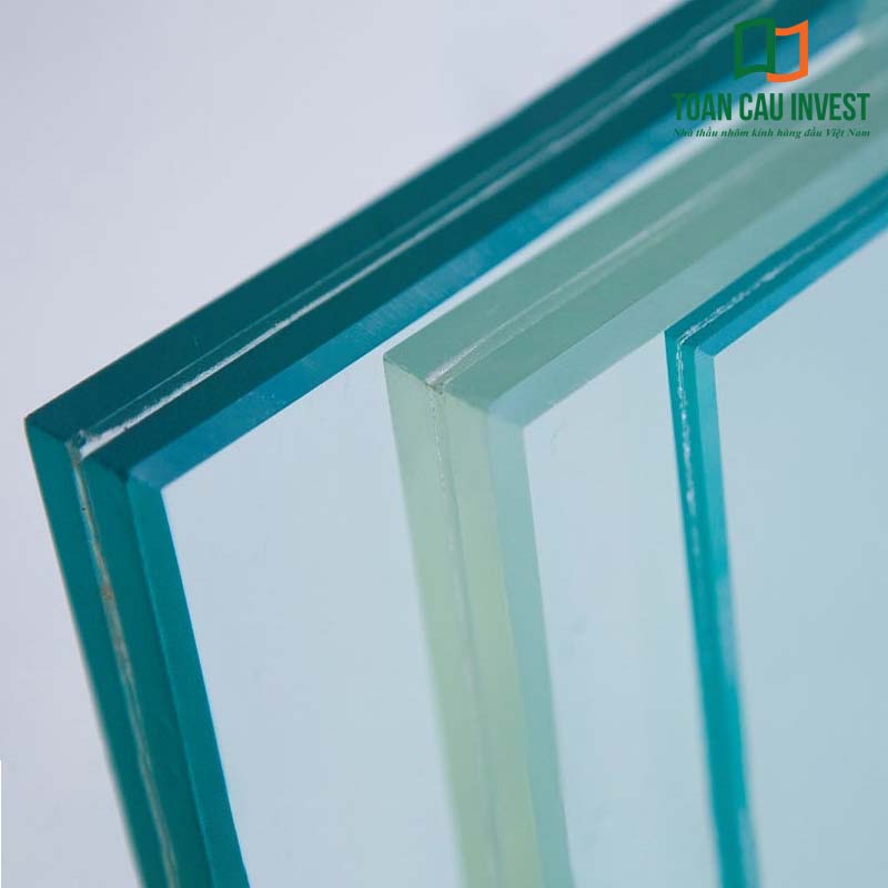 Vách kính an toàn cường lực nhiều lớp, độ dày tiêu chuẩn, khả năng chịu lực cao, đảm bảo an toàn và độ bền vượt trội cho công trình hiện đại.