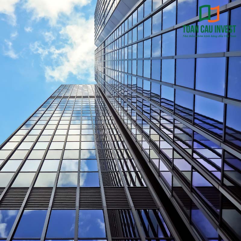 Vách kính an toàn khổ lớn cho mặt dựng cao tầng, giải pháp vừa đảm bảo an toàn kết cấu vừa tạo hiệu ứng không gian sang trọng, hiện đại.