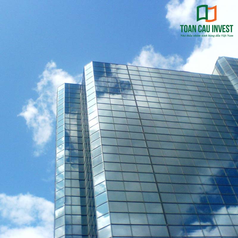Vách kính an toàn cho tổ hợp cao ốc văn phòng, phản xạ ánh sáng tốt, bền bỉ theo thời gian, phù hợp các công trình thương mại cao cấp.