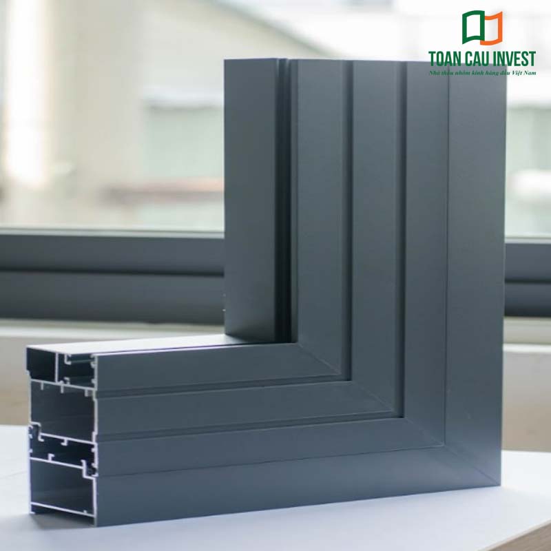 Vách kính khung nhôm hệ 1000 với mặt cắt chi tiết, thể hiện cấu trúc profile nhôm chắc chắn, khe gioăng, gân tăng cứng và khoang rỗng tối ưu cho độ kín khít cao.