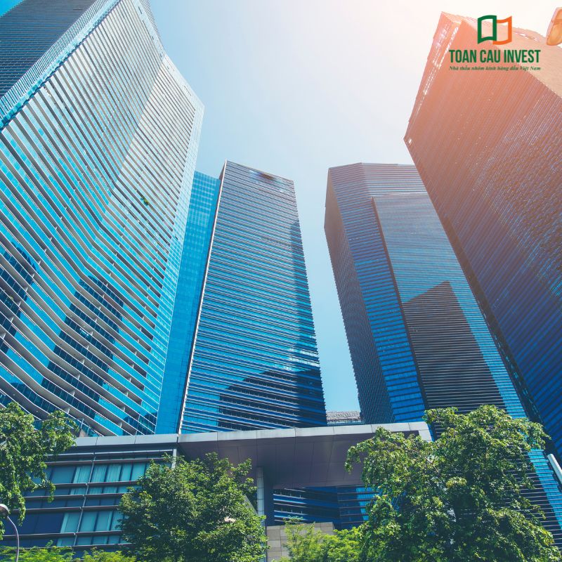 Các yếu tố ảnh hưởng giá mặt dựng nhôm kính thể hiện qua thiết kế kiến trúc hiện đại với hệ mặt dựng kính lớn, hình khối phức tạp và yêu cầu kỹ thuật thi công cao