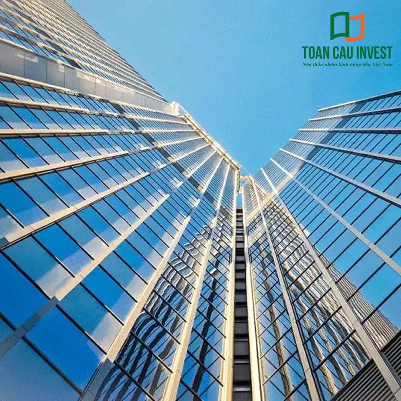 Giải pháp mặt dựng chống nóng cho cao ốc văn phòng với hệ façade kính lớn, kết hợp nhôm hệ và kính phản quang giúp giảm nhiệt lượng từ ánh nắng trực tiếp, tạo không gian làm việc mát mẻ.