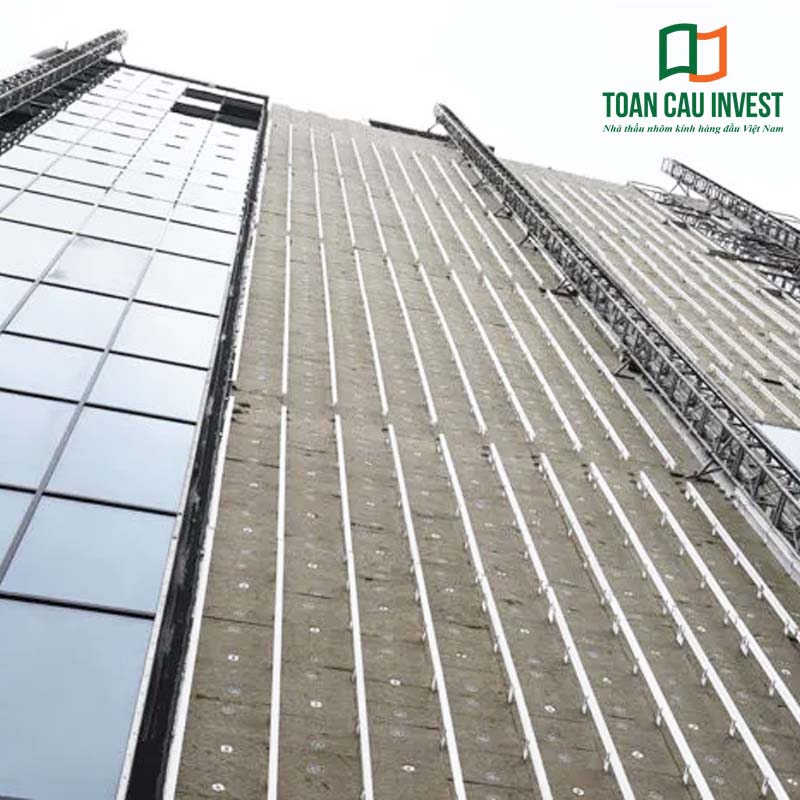 Giải pháp mặt dựng chống nóng với hệ khung nhôm định hình lắp đặt trên công trình cao tầng, tạo nền tảng kỹ thuật cho hệ façade kính cách nhiệt hiệu quả, tăng độ bền và giảm hấp thụ nhiệt cho tòa nhà.