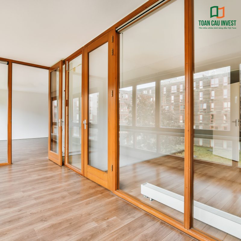Kiểm soát chất lượng nhôm kính cửa đi – nghiệm thu độ kín khít, độ bền khung nhôm, khả năng cách âm và hoàn thiện bề mặt kính trong không gian nội thất.