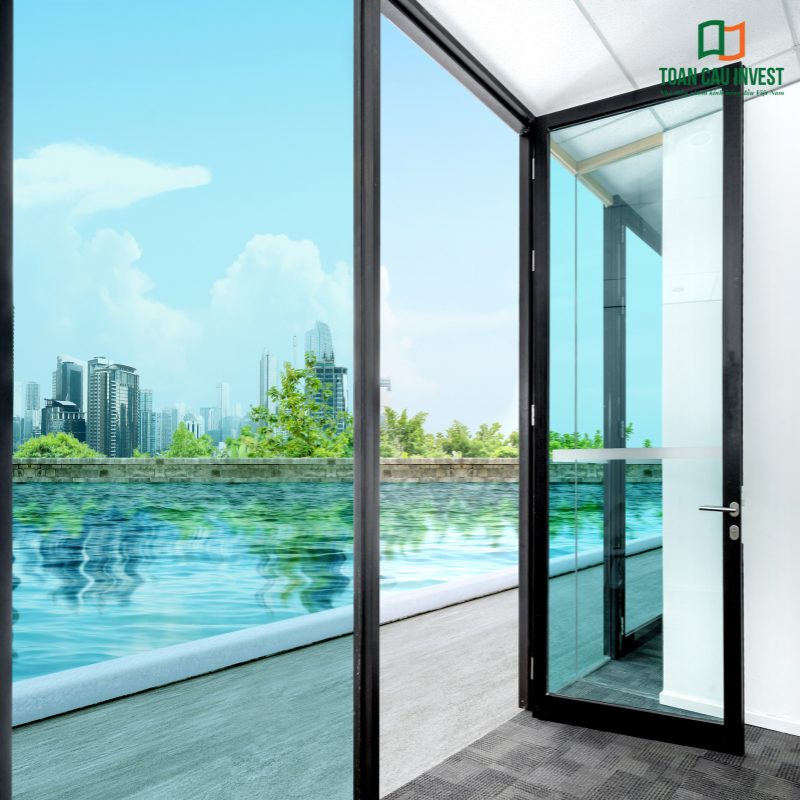 Kiểm soát chất lượng nhôm kính cửa mở ban công – đánh giá khả năng chống nước, độ an toàn kính và độ ổn định của hệ cửa nhôm trong môi trường ngoài trời.