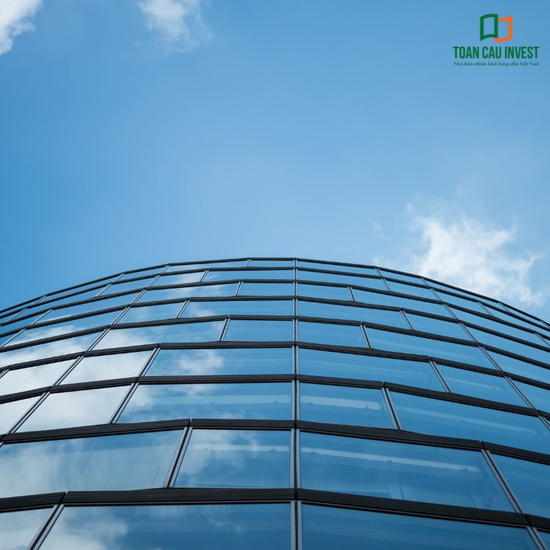Kiểm soát chất lượng nhôm kính hệ curtain wall cong – đánh giá độ chính xác khung nhôm uốn cong, độ kín khít các mối nối và tính thẩm mỹ tổng thể mặt dựng.