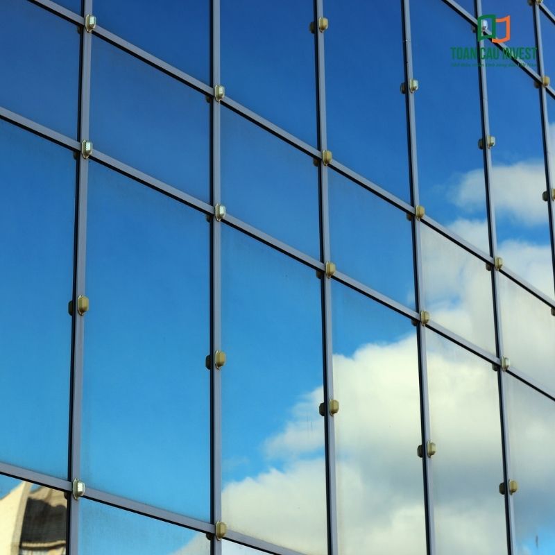 Năng lực thi công mặt dựng hệ spider glass, xử lý chính xác các điểm liên kết, đảm bảo độ an toàn và tính thẩm mỹ cao cho công trình hiện đại.