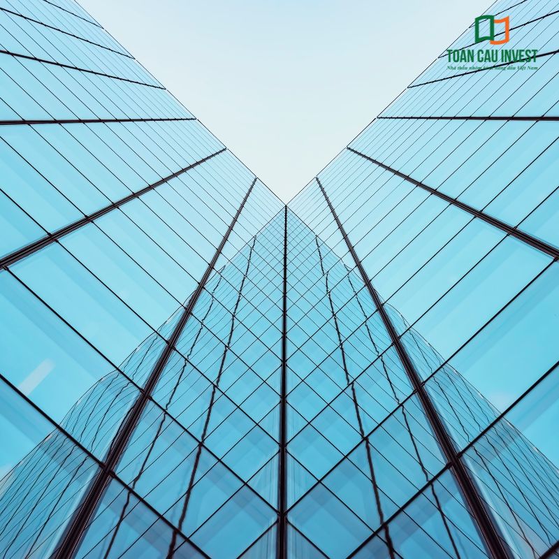 Nghiệm thu mặt dựng như thế nào trong các công trình facade đối xứng, tập trung đánh giá độ thẳng trục, khe kính và chất lượng hoàn thiện hệ nhôm kính