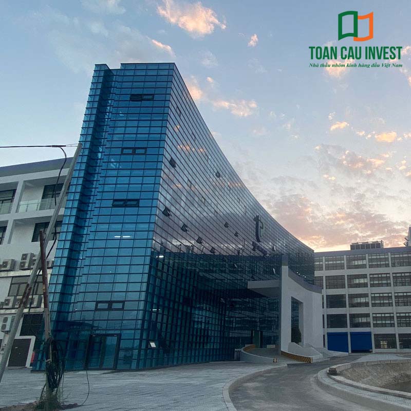 Nhà thầu nhôm kính cao tầng Toàn Cầu Invest thi công mặt dựng kính cong hiện đại cho tổ hợp văn phòng – y tế, đảm bảo tiêu chuẩn kỹ thuật cao, độ kín khít và khả năng chống thấm vượt trội.