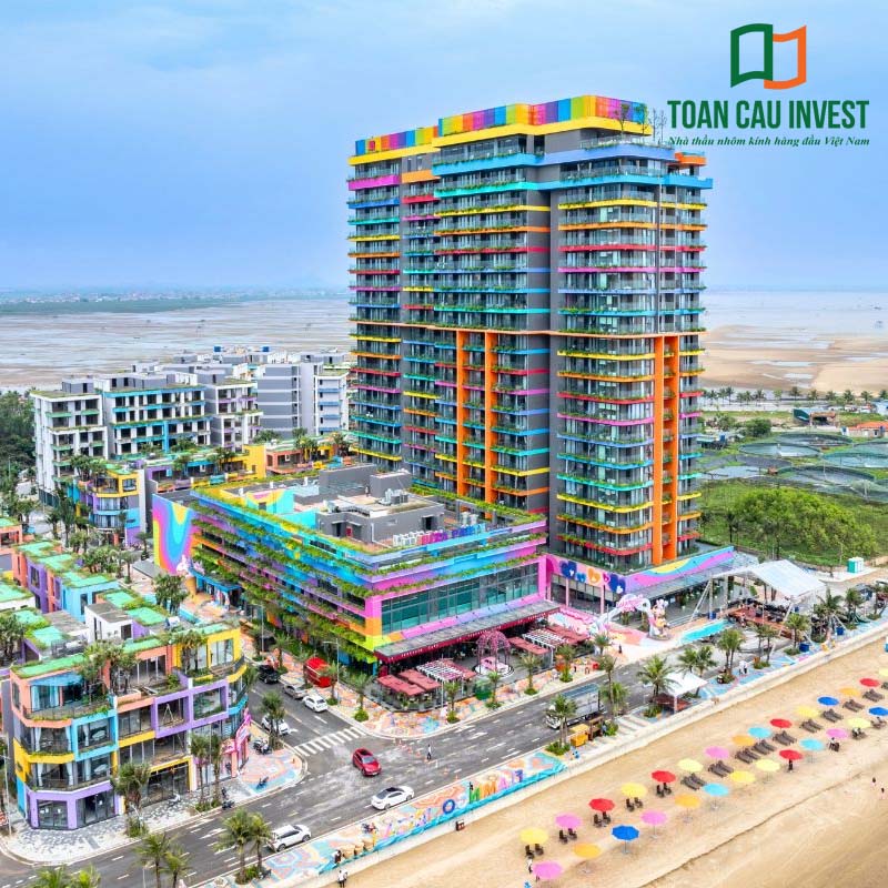 Nhà thầu nhôm kính cao tầng Toàn Cầu Invest thi công hệ mặt dựng nhôm kính cho công trình nghỉ dưỡng ven biển, đảm bảo khả năng chịu gió bão, chống ăn mòn và giữ trọn vẻ đẹp kiến trúc biển.