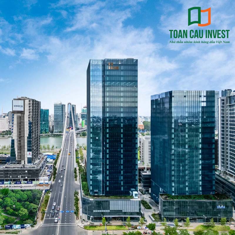 Hệ mặt dựng nhôm kính cho tòa nhà văn phòng đôi, thi công theo tiêu chuẩn quốc tế, đảm bảo độ kín khít, cách nhiệt – cách âm vượt trội, phù hợp khu đô thị trung tâm.