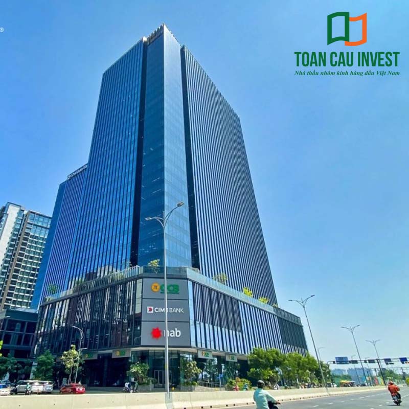 Giải pháp nhôm kính cho tòa nhà văn phòng dạng tháp, ứng dụng hệ façade nhôm kính cao cấp, tạo diện mạo sang trọng, bền vững và đáp ứng tiêu chuẩn kỹ thuật cho các dự án văn phòng hạng A.
