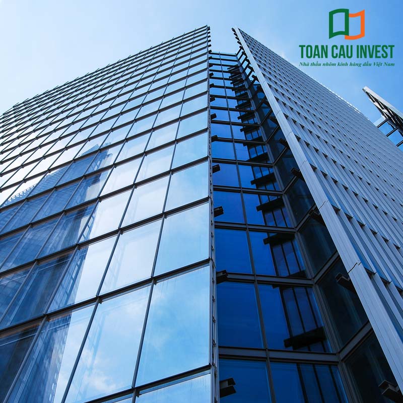 Rủi ro mặt dựng sau bàn giao tại công trình có hình khối phức tạp – nguy cơ biến dạng khung nhôm, sai lệch khe kính và mất an toàn vận hành nếu không được nghiệm thu kỹ thuật đầy đủ.