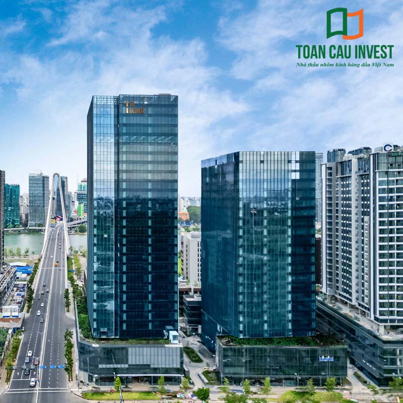 Vì sao mặt dựng bị thấm nước? Khu vực mái và đỉnh tòa nhà là nơi chịu mưa gió trực tiếp, nếu không xử lý chống thấm hoàn chỉnh sẽ trở thành điểm rò rỉ nghiêm trọng cho toàn bộ mặt dựng.