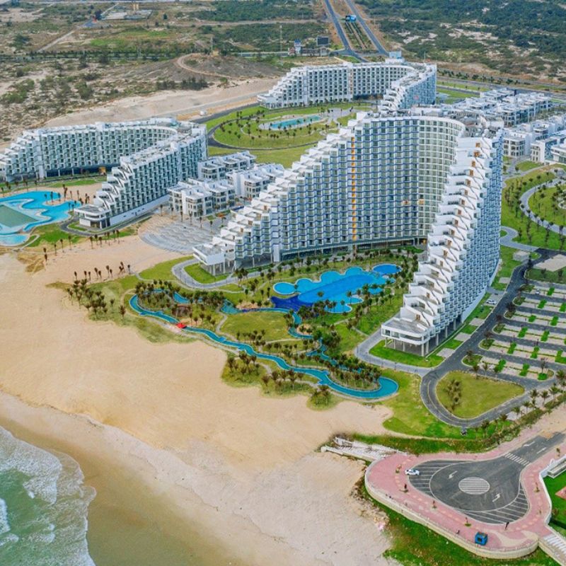 Hình ảnh tổng thể khu resort ven biển quy mô lớn, minh họa kinh nghiệm chọn nhà thầu nhôm kính có năng lực thi công mặt dựng và hệ cửa chịu môi trường biển khắc nghiệt