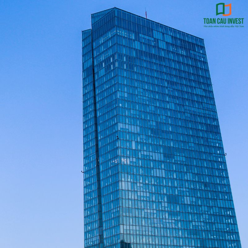 Công trình cao tầng sử dụng hệ facade kính đồng bộ, minh chứng kinh nghiệm chọn nhà thầu nhôm kính có quy trình kiểm soát chất lượng chặt chẽ.