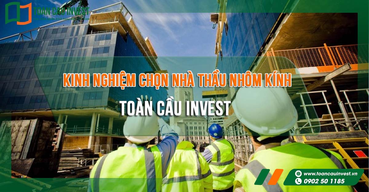 Hình ảnh đội ngũ kỹ sư tại công trường, nhấn mạnh kinh nghiệm chọn nhà thầu nhôm kính có quy trình quản lý dự án và thi công bài bản.