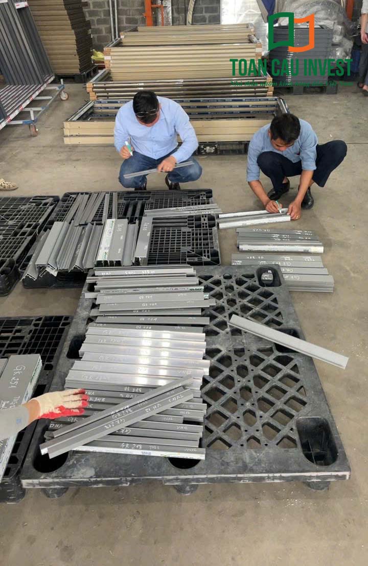 Hình ảnh nhôm kính thi công tại trung tâm đổi mới sáng tạo - đại học quốc gia Tp.HCM, kỹ sư Toàn Cầu Invest kiểm tra và phân loại các thanh nhôm trước khi gia công lắp đặt hệ cửa nhôm kính.