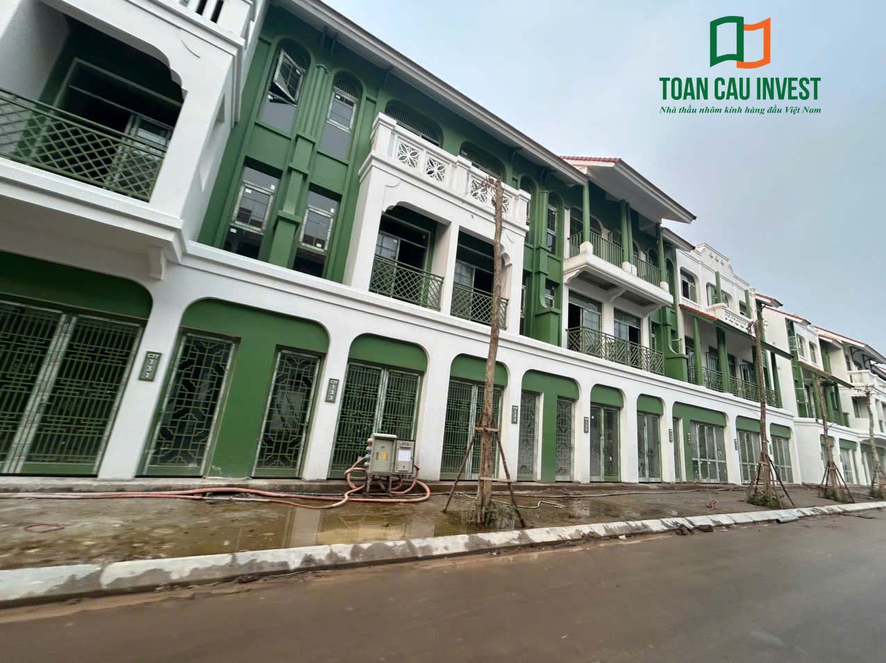 Hình ảnh nhôm kính thi công tại Sun Urban Hà Nam – căn shophouse góc đang được Toàn Cầu Invest lắp đặt hệ cửa nhôm kính mặt tiền.
