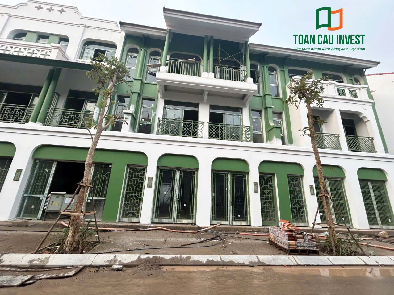 Hình ảnh nhôm kính thi công tại Sun Urban Hà Nam – toàn cảnh dự án với hệ cửa nhôm kính do Toàn Cầu Invest thi công.