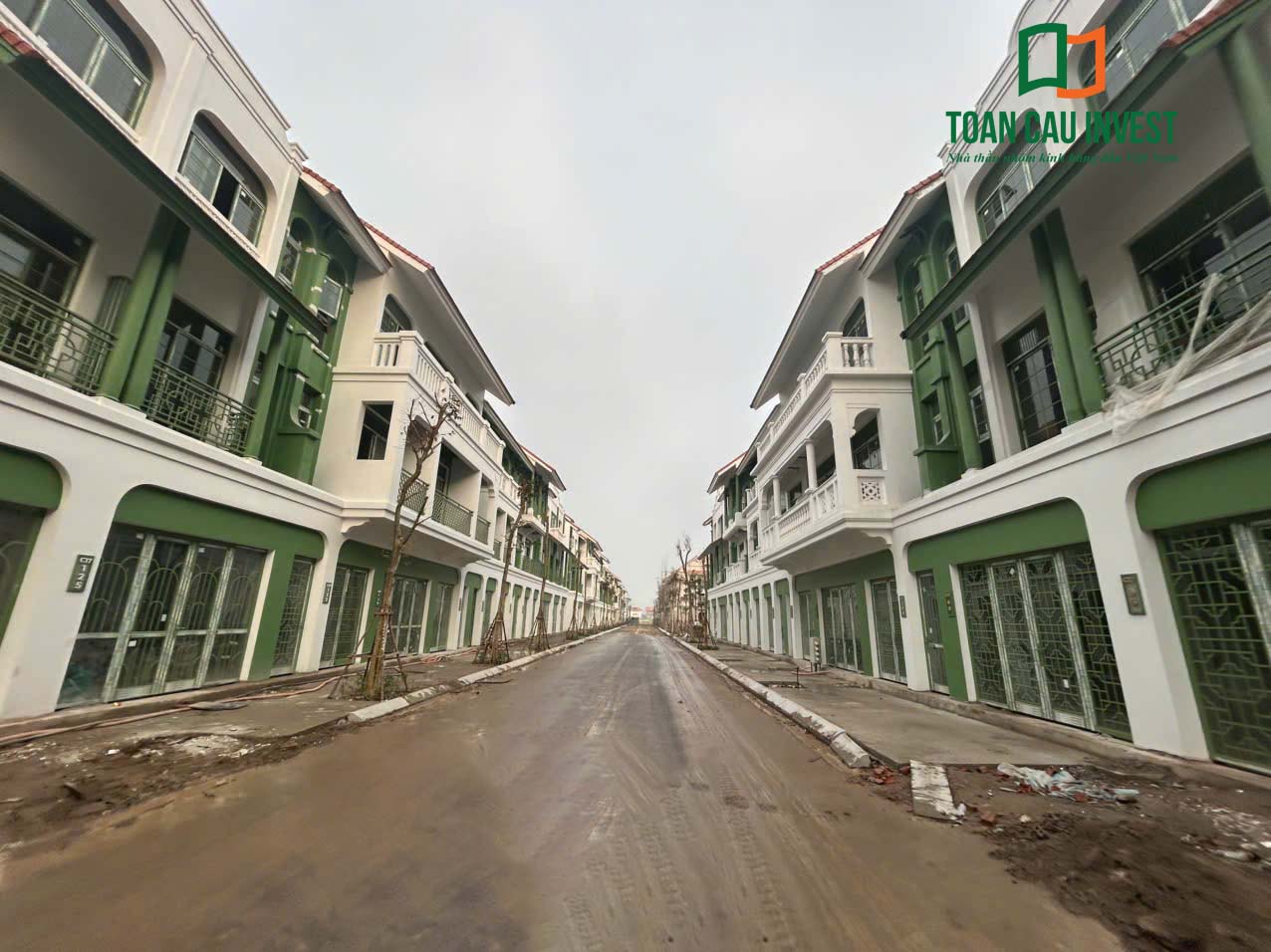 Hình ảnh nhôm kính thi công tại Sun Urban Hà Nam – tuyến phố nội khu với hai bên là dãy shophouse lắp đặt hệ cửa nhôm kính.